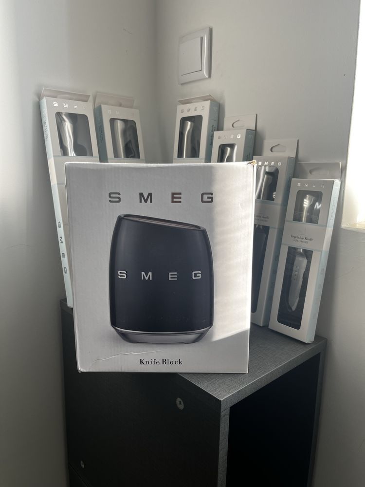Faqueiro Smeg Preto – Completo e disponível para entrega imediata