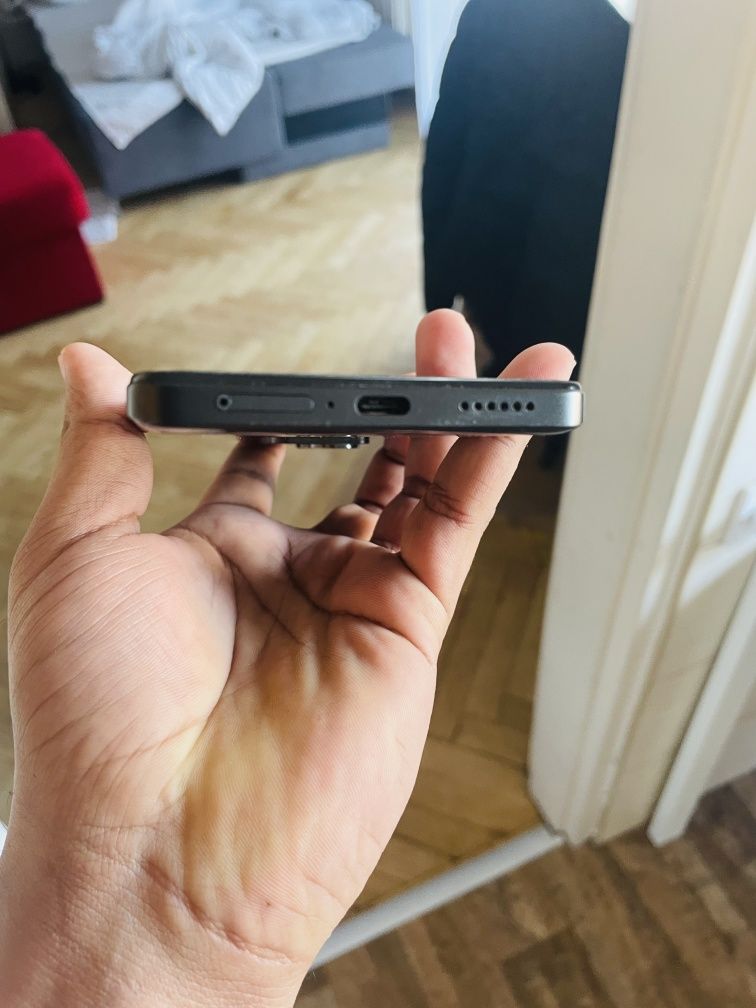 Telefon jest zupełnie nowy, bez żadnych problemów, używany zaledwie pr