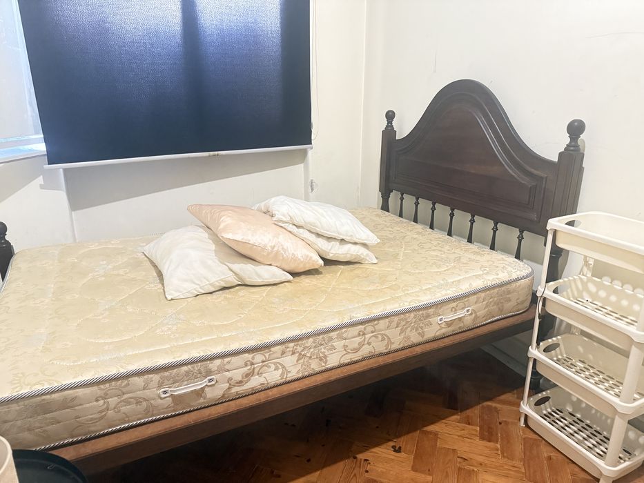 Vendo 2 camas em madeira pura