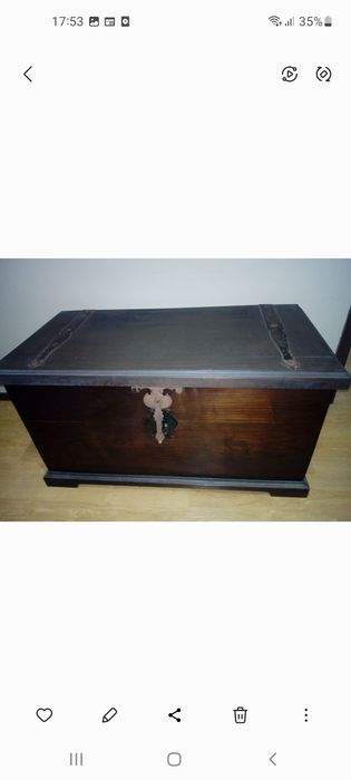 Baú em madeira escura