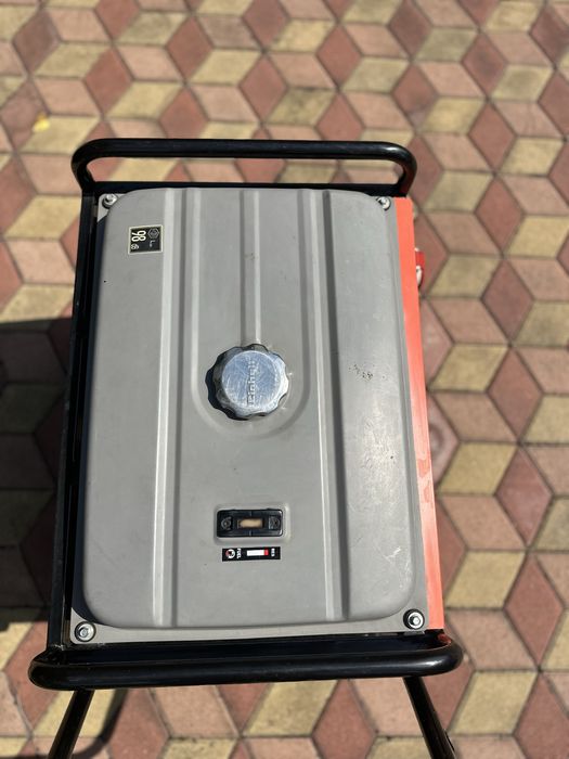 Продам генеретор ( бензин )