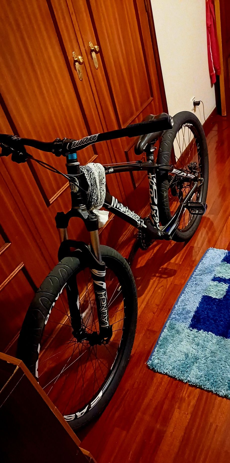 Bicicleta preparada para wheeling.