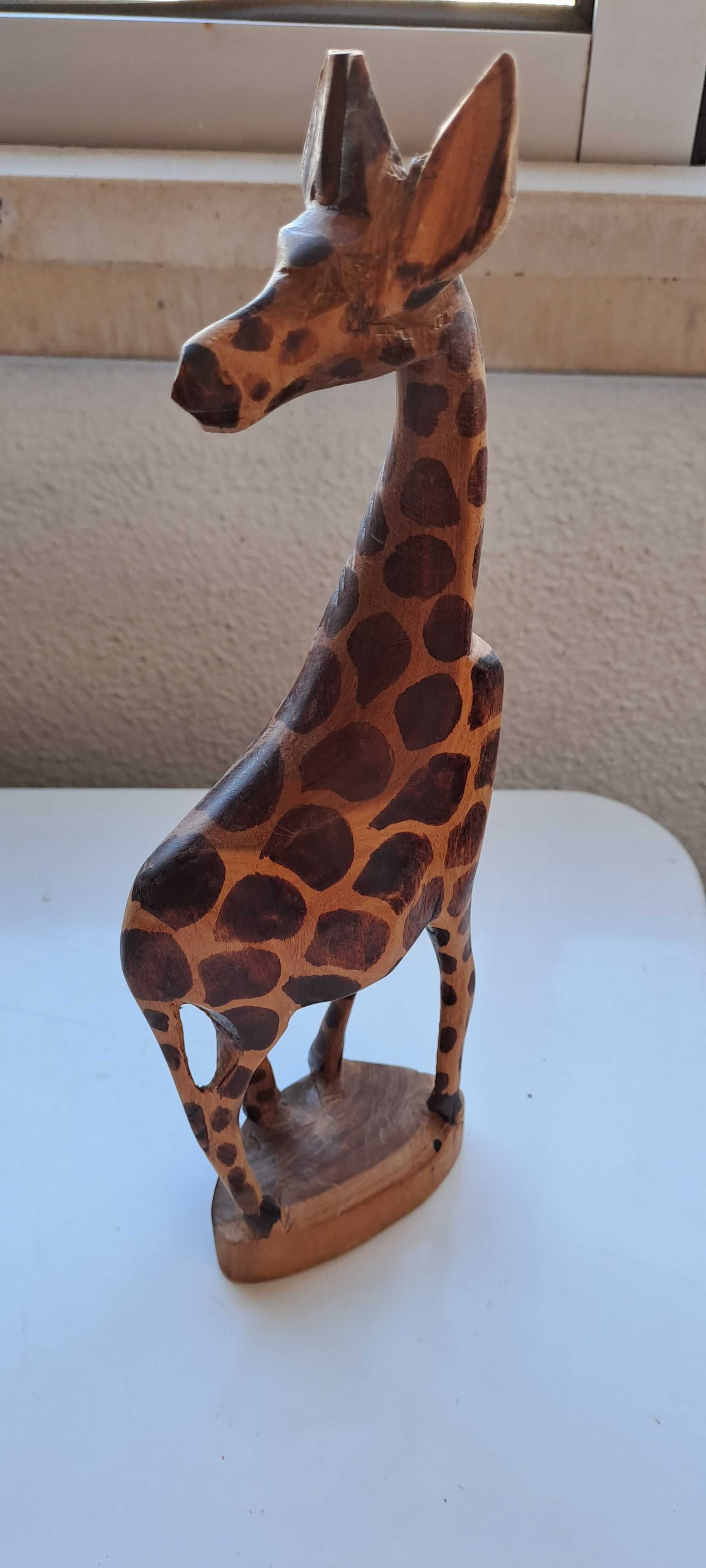 Girafa em madeira peça de artesanato Africana