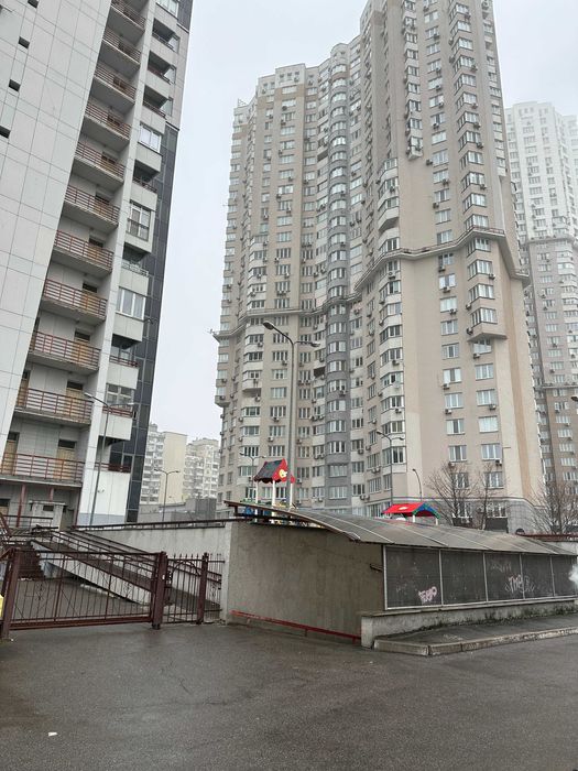 Продам ВЕЛИКИЙ паркінг (43 м) / гараж. Срібнокільська, 3б