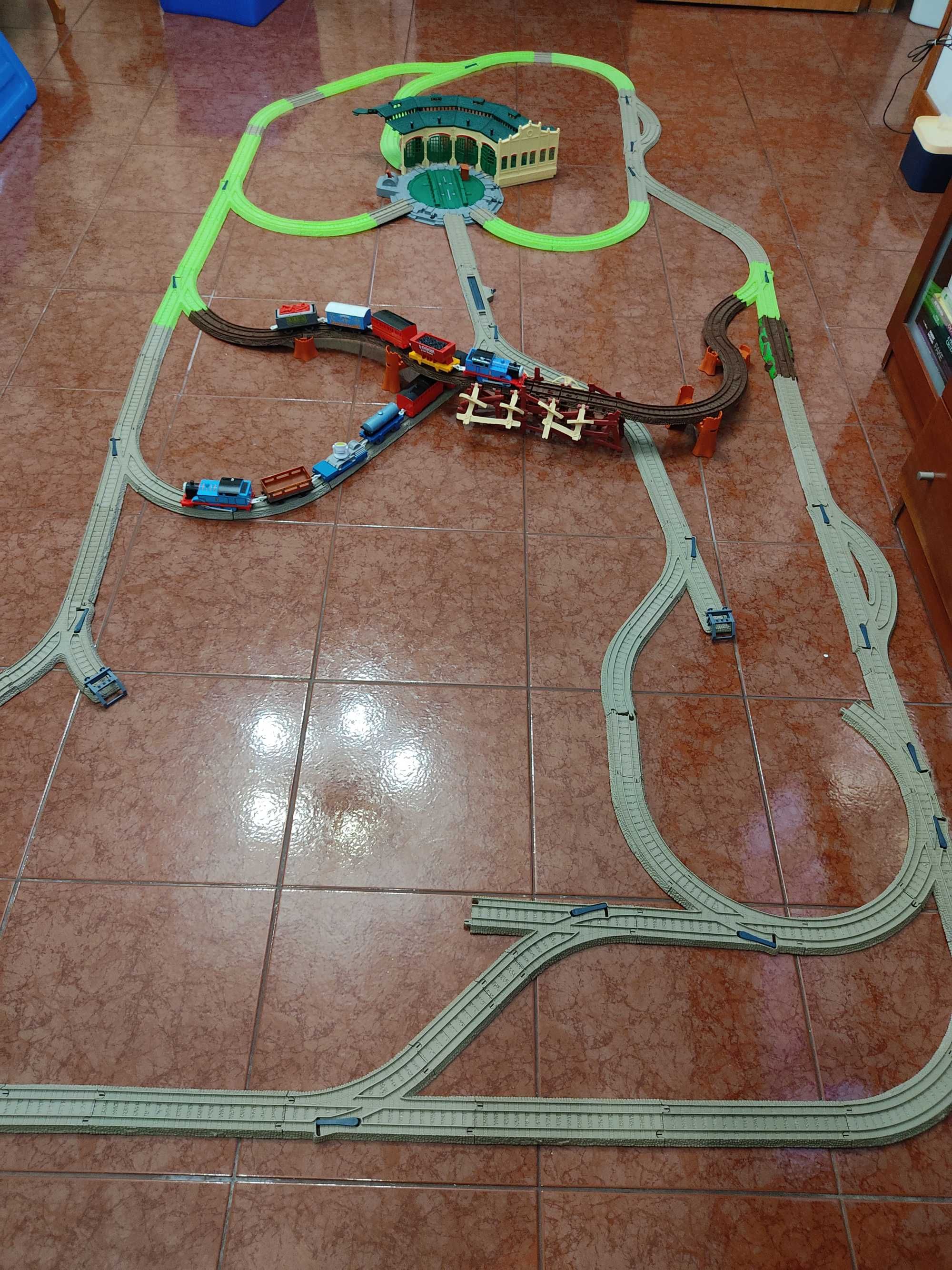 Thomas & Friends - conjunto ferrovia com 2 locomotivas e trilhos