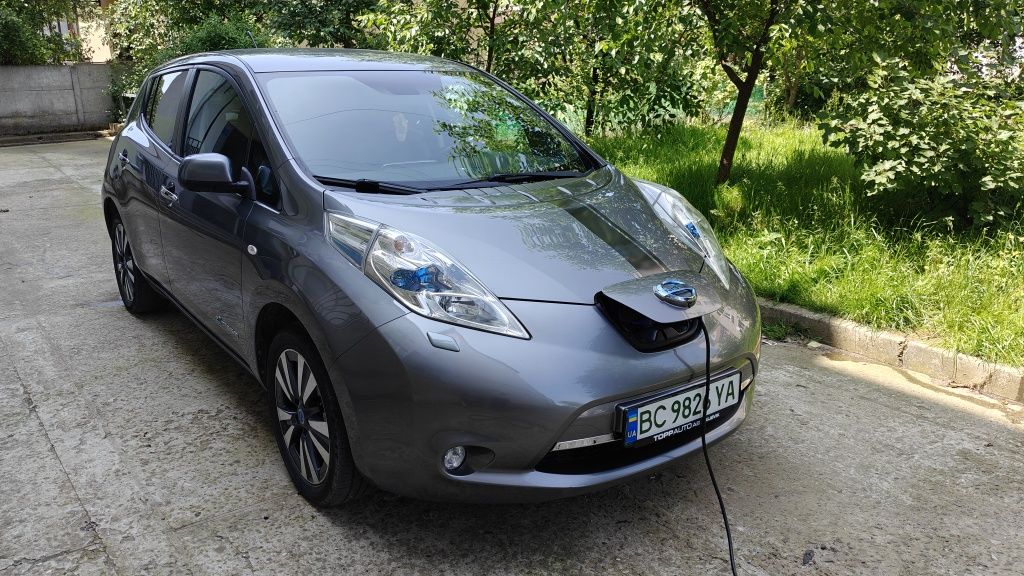 Продам Nissan Leaf .