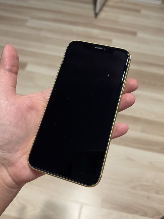 Sprzedam iphone 11 64 GB żolty z pudelkiem