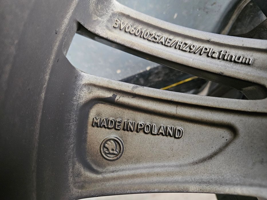 Koła zimowe 235/45r18  Skoda Superb III Felgi oryginalne opony Micheli