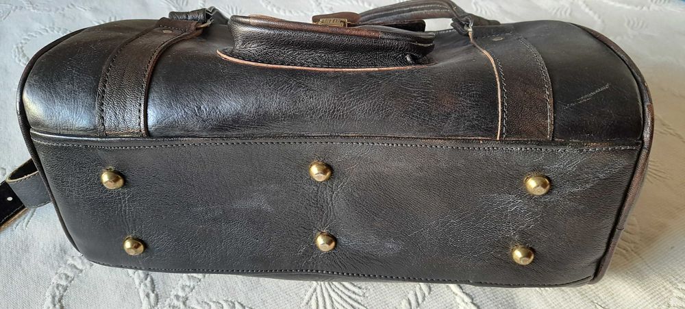 Mala de senhora em pele castanha