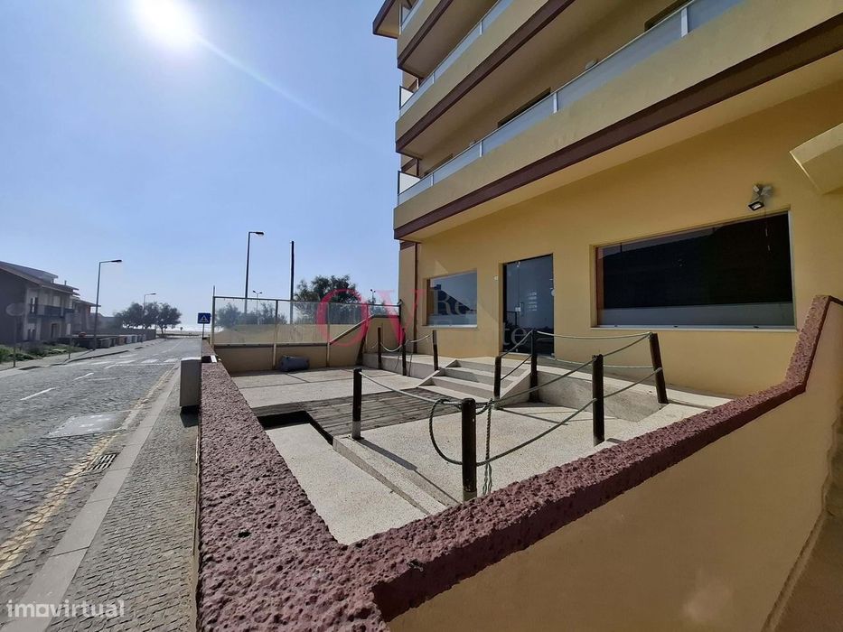 Loja Rés-do-chão, com esplanada, 1ª linha da Praia do Marreco em prédi