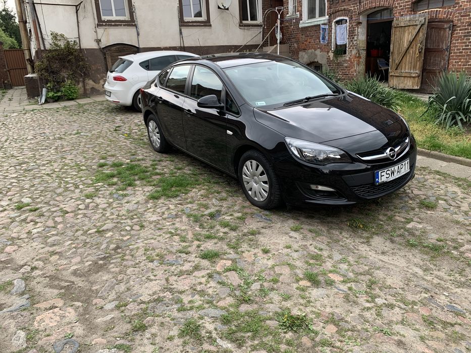 Opel astra sedan 2016- uszkodzony tył