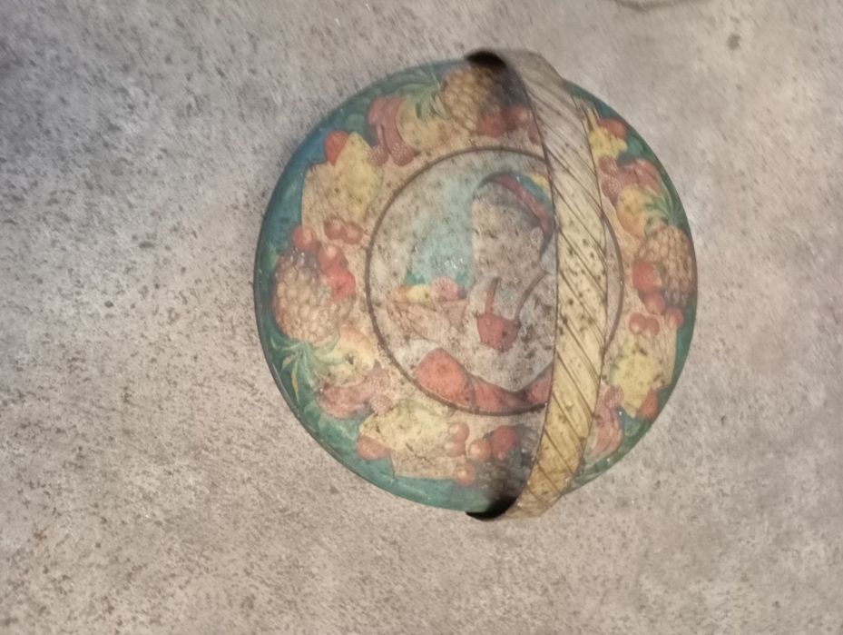 Vendo esta lata antiga muita bonita bom estado