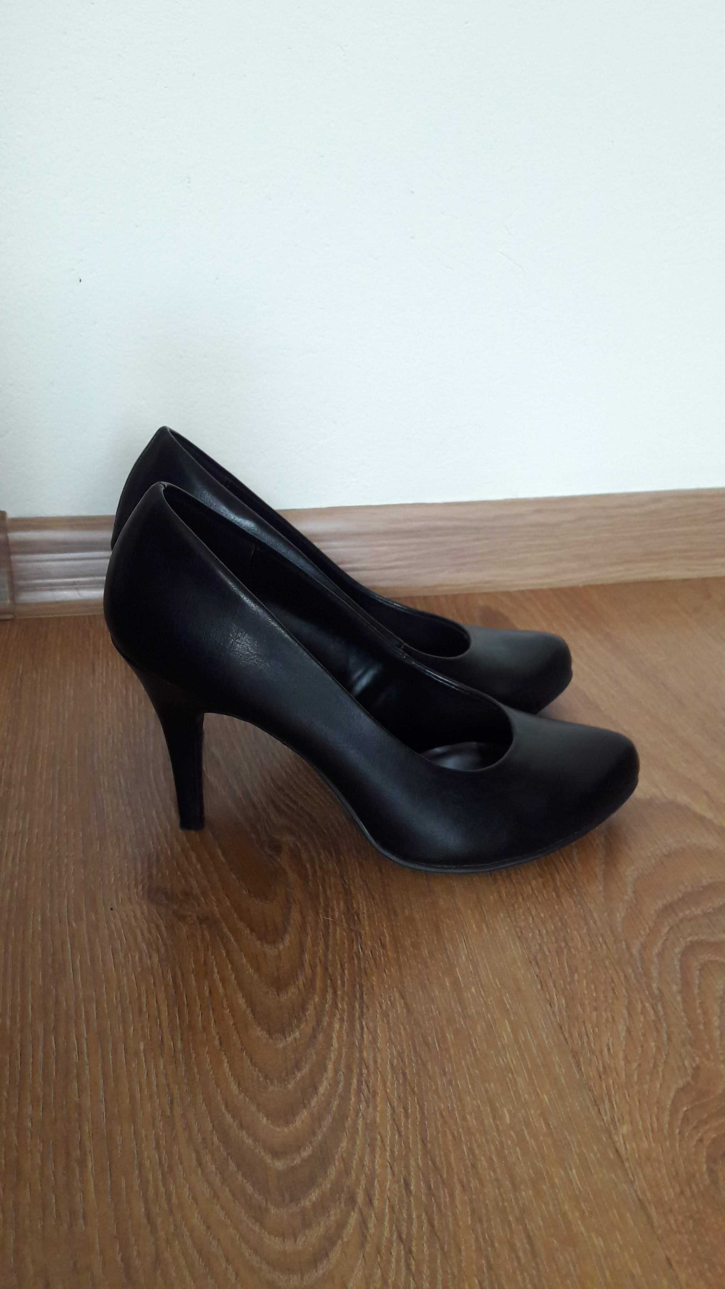 Czarne buty na obcasie, Graceland, 37