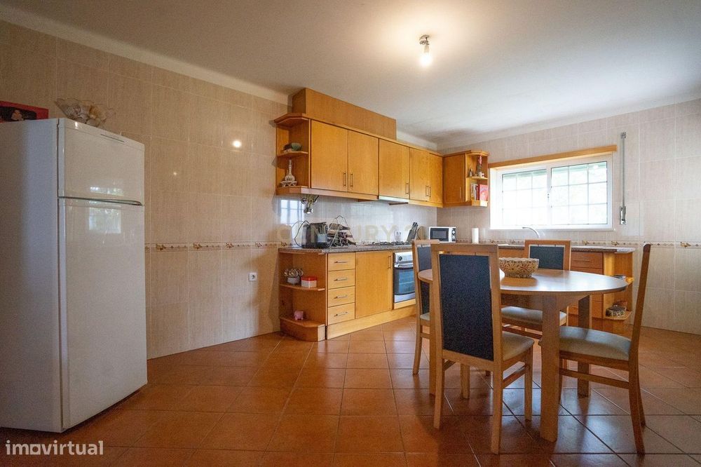 Moradia T4 de dois pisos, com cave, garagem, vidros duplos, jardim e l