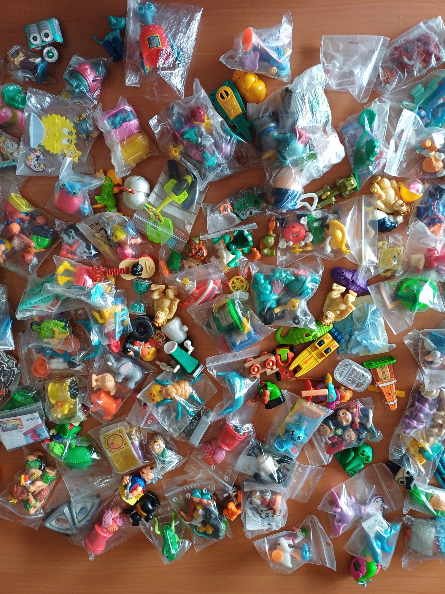 Grande lote brindes Kinder Surpresa
