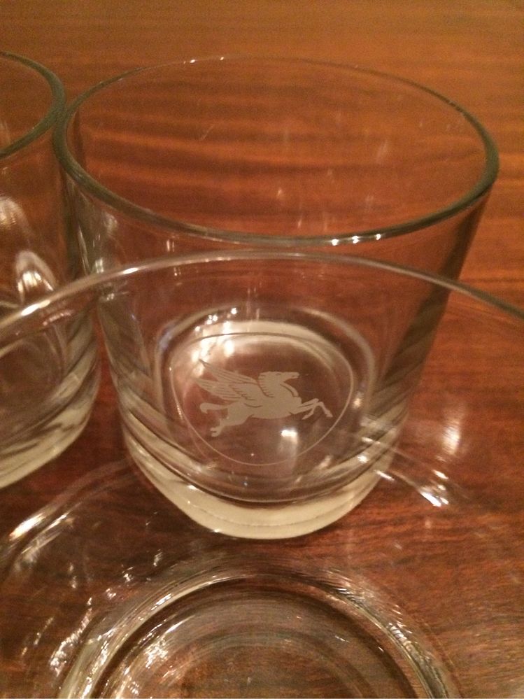 Copos de wisky com a marca mobil gravada ( 7  )