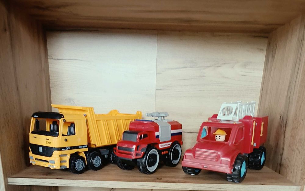 Wywrotka i wozy strażackie