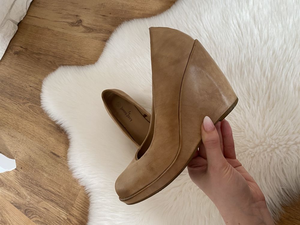 Beżowe buty na koturnie