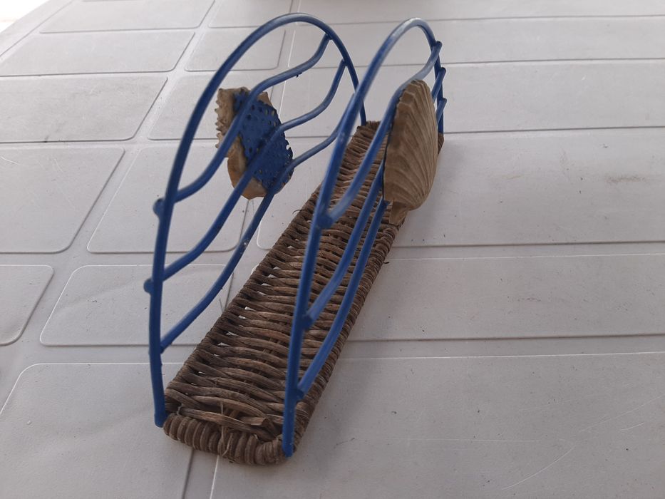Suporte para guardanapos, em verga e arame, com conchas