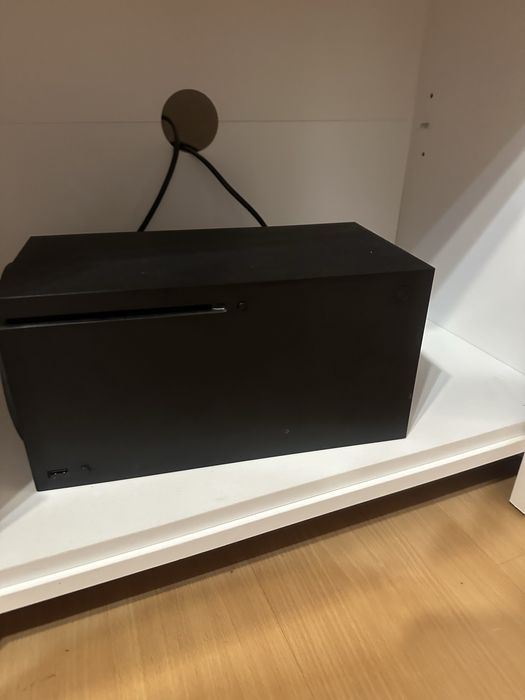 Konsola Xbox x plus dwa pady