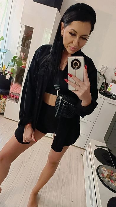 Piękna kurtka koszulowa sztruksowa H&M 

Długość całkowita 76cm 
Paszk