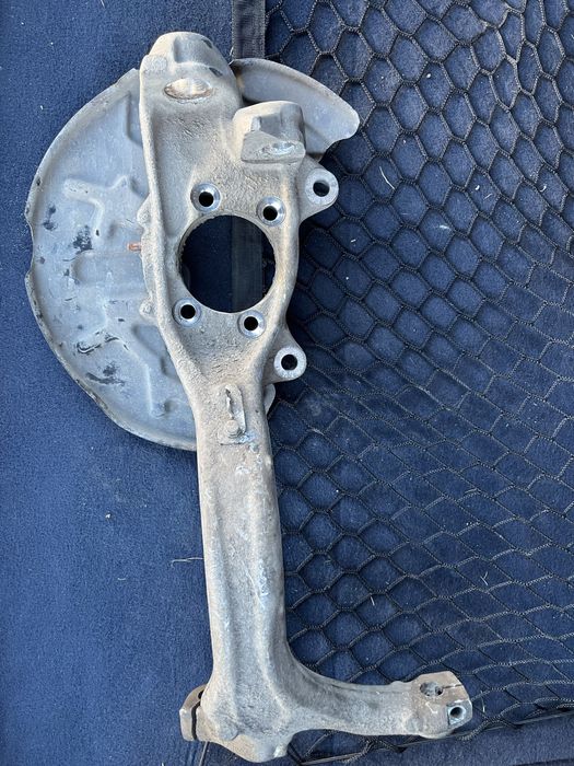 Цапфа Audi A4 B7 ліва б/у