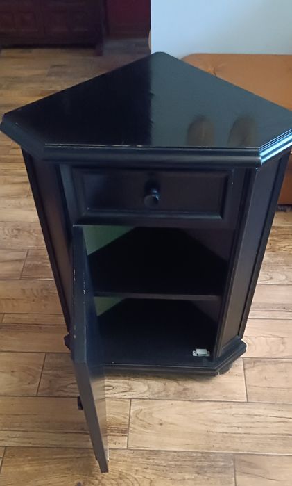 Komoda narożna czarna.