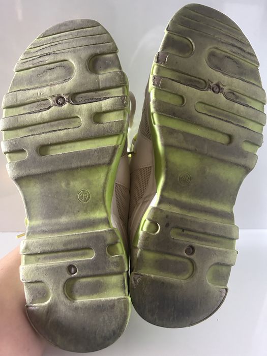 Sapatilhas brancas e verdes