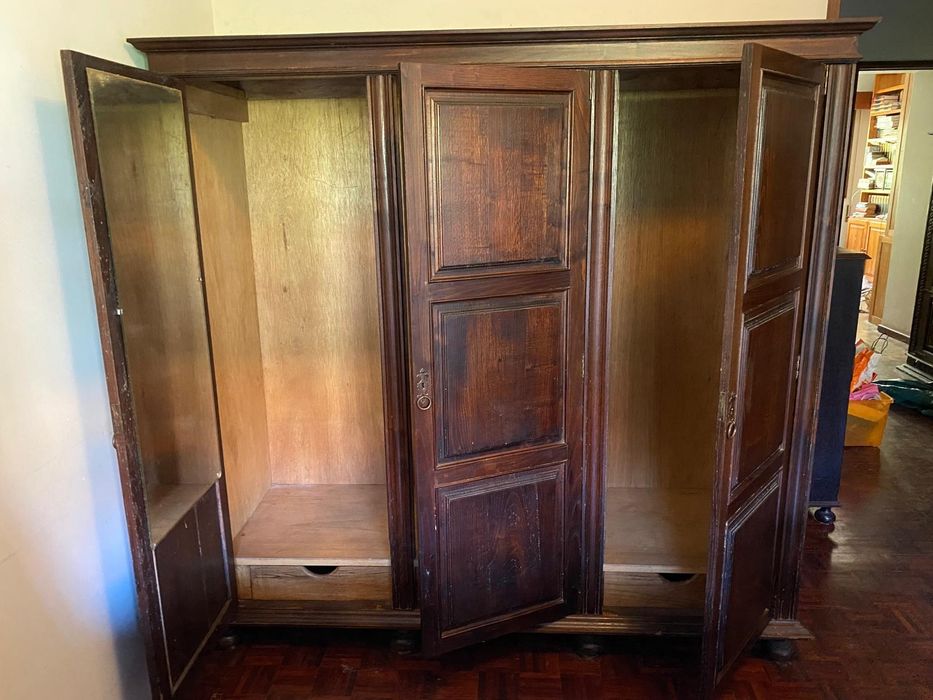 Guarda fatos em castanho com 3 portas