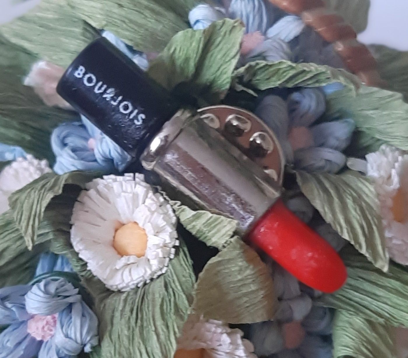 Broszka, wpinka miniatura w kształcie szminki Bourjois