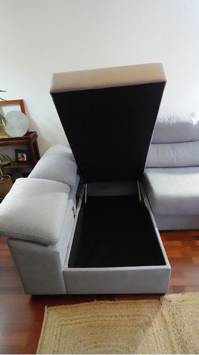 Sofa cinzento com 3 puffs e chaiselong