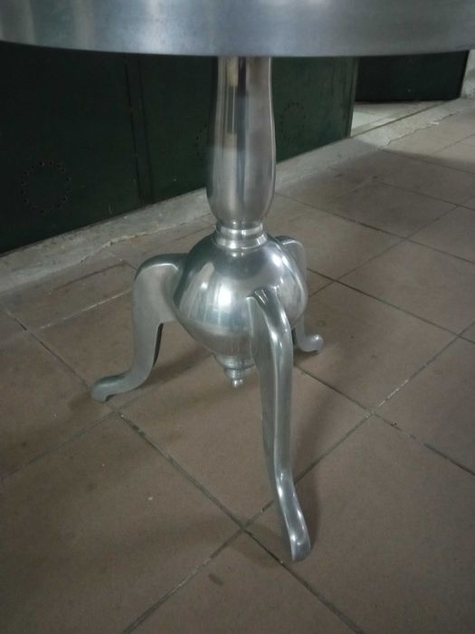 Mesa decorativa em aluminio