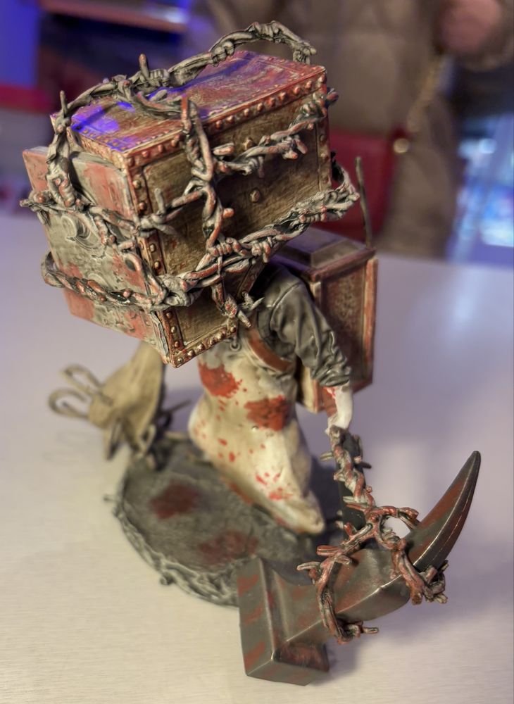 The Keeper z gry The Evil Within, figurka od Gaming Heads