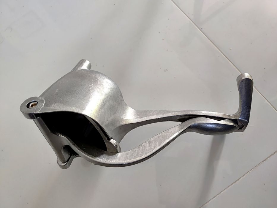 Wyciskarka do cytrusów wykonana z aluminium.