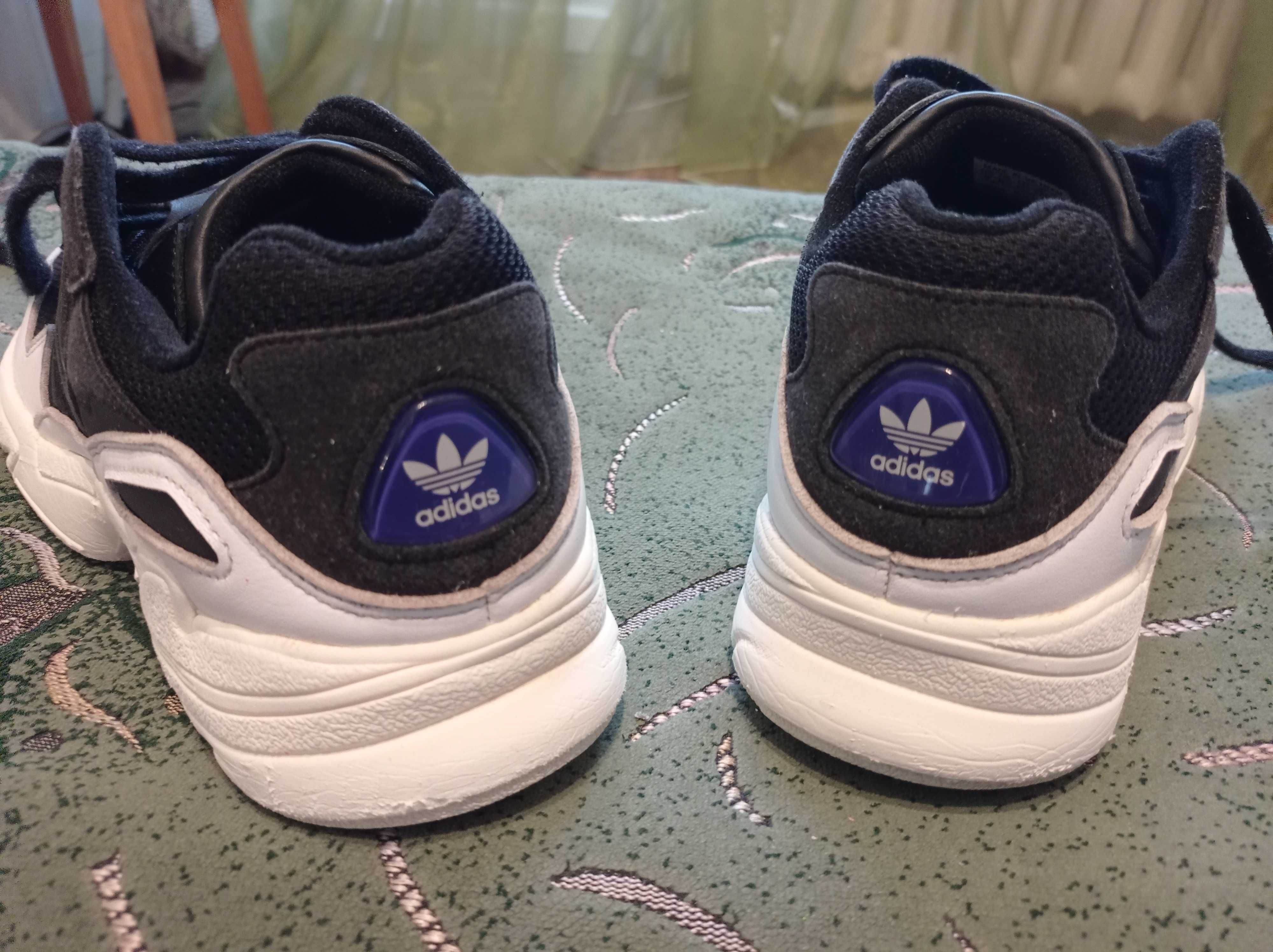 Кроссовки кожаные Adidas (оригинал) фирменные размер-42 стелька- 27см