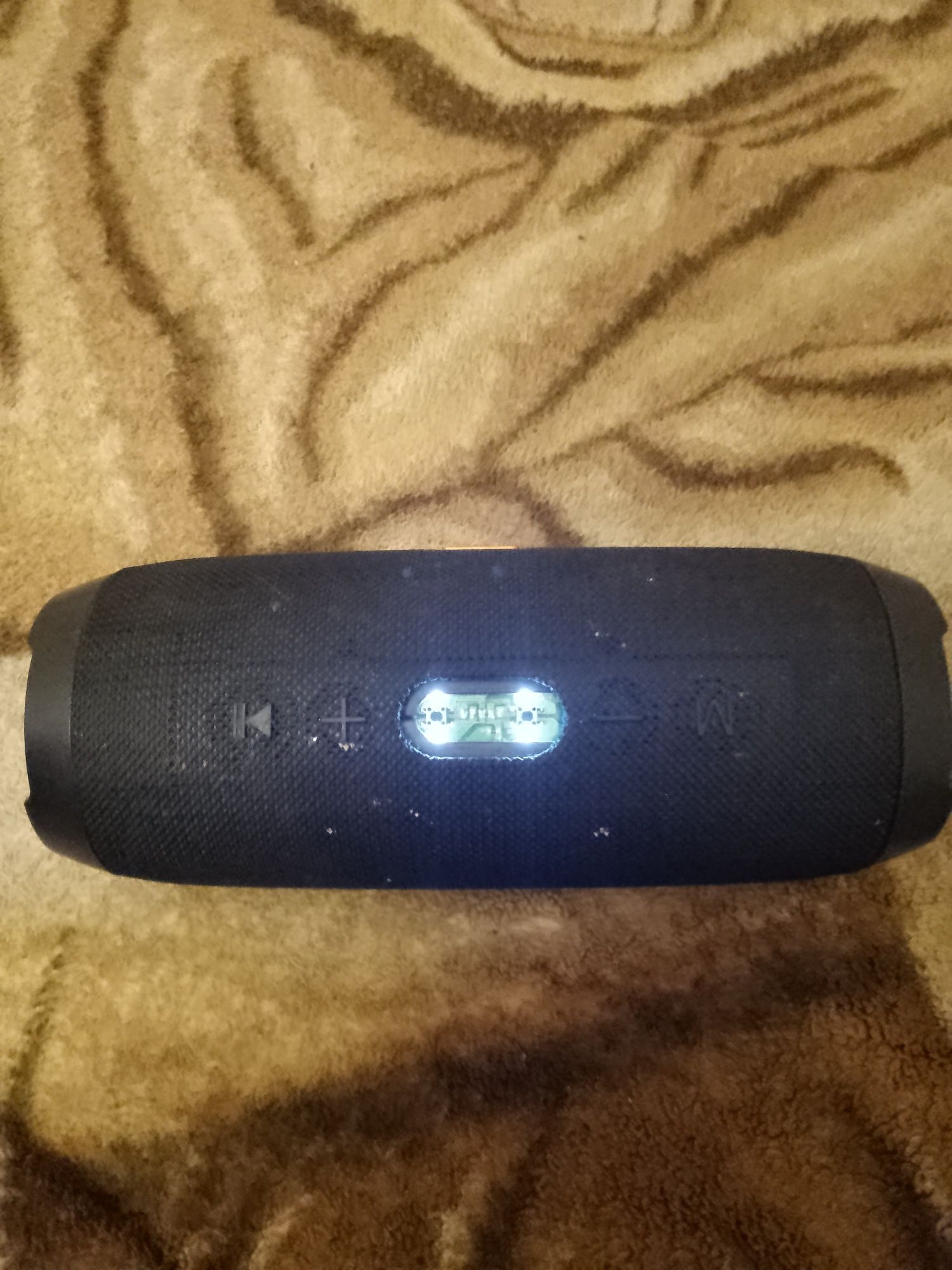 Колонка JBL.чорного кольору.