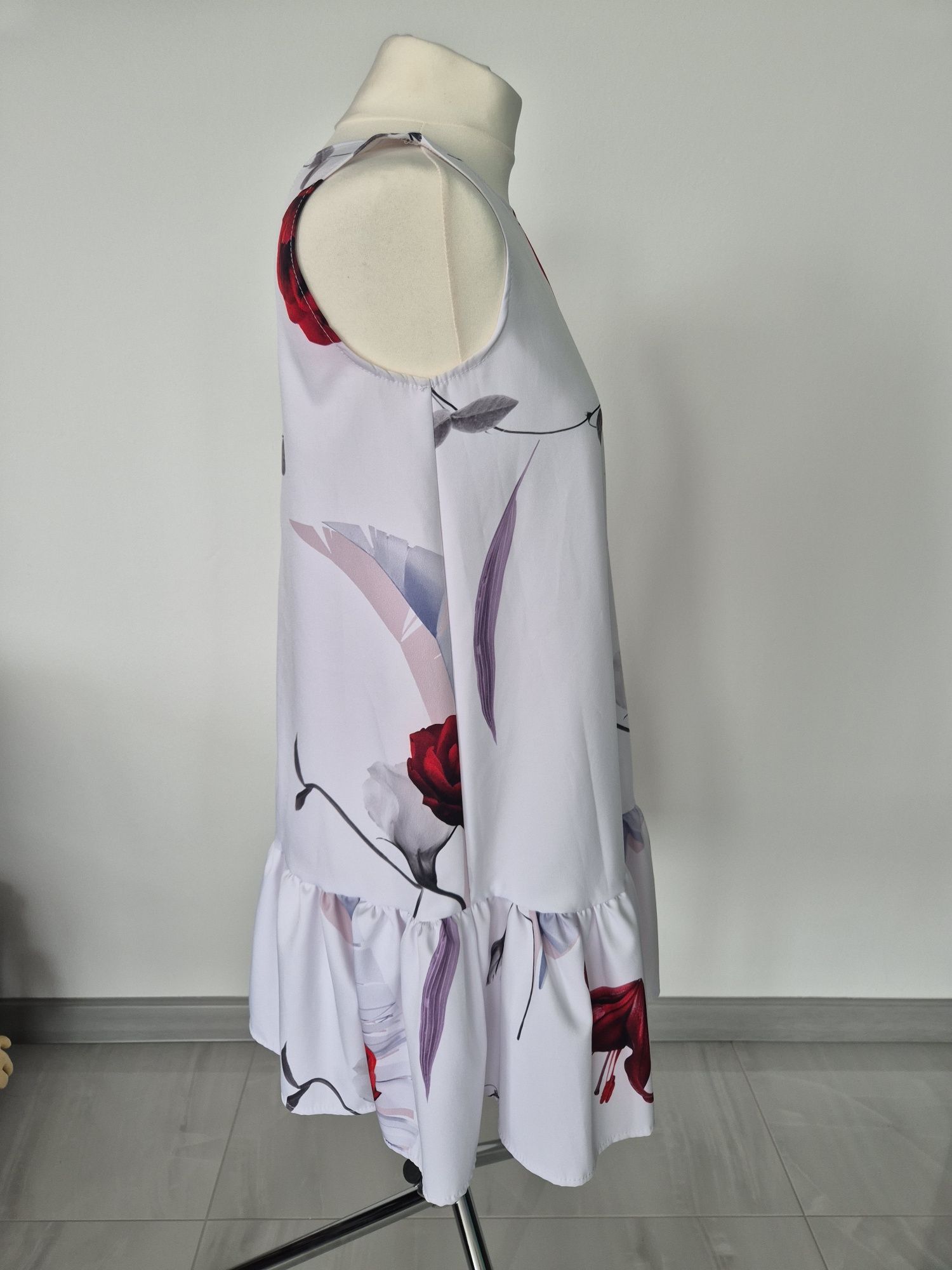 Biała sukienka trapezowa z falbaną oversize luźna sukienka w kwiaty XS