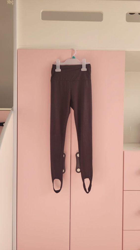 Legginsy 128 dziewczęce z paskiem pod stopą czarne marki Lemon Explore
