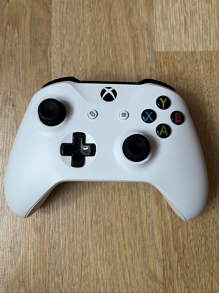 Xbox series x 1tb + 2 pady