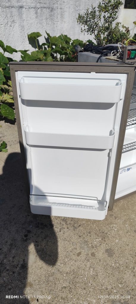 Frigorífico trivalente para caravana 220v/12v/gas da marca electrolux