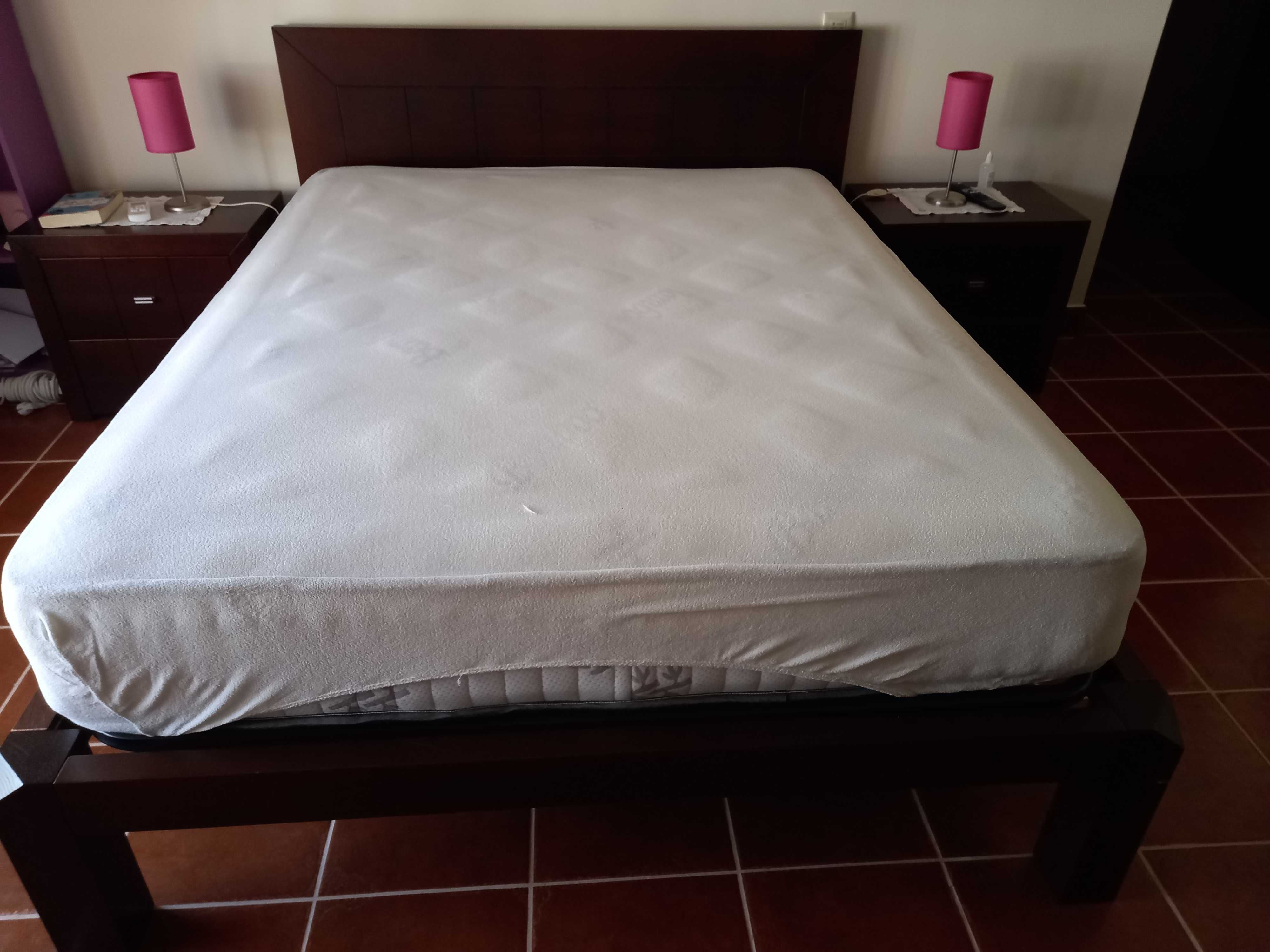 Cama de casal em madeira maciça