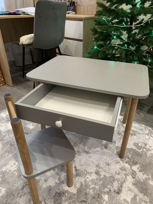 Дитячий стіл з стільцем