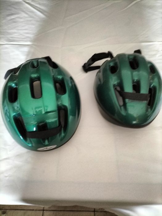 Dois capacetes de bicicleta – verde metálico, em ótimo estado