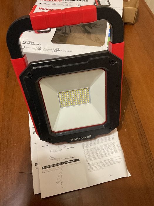 Прожектор акамуляторный led 3000 lumen