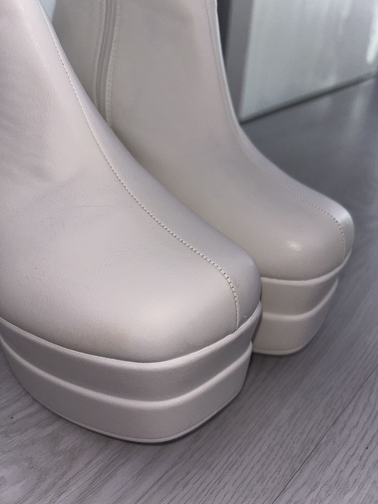 Botas brancas com tacão 38!