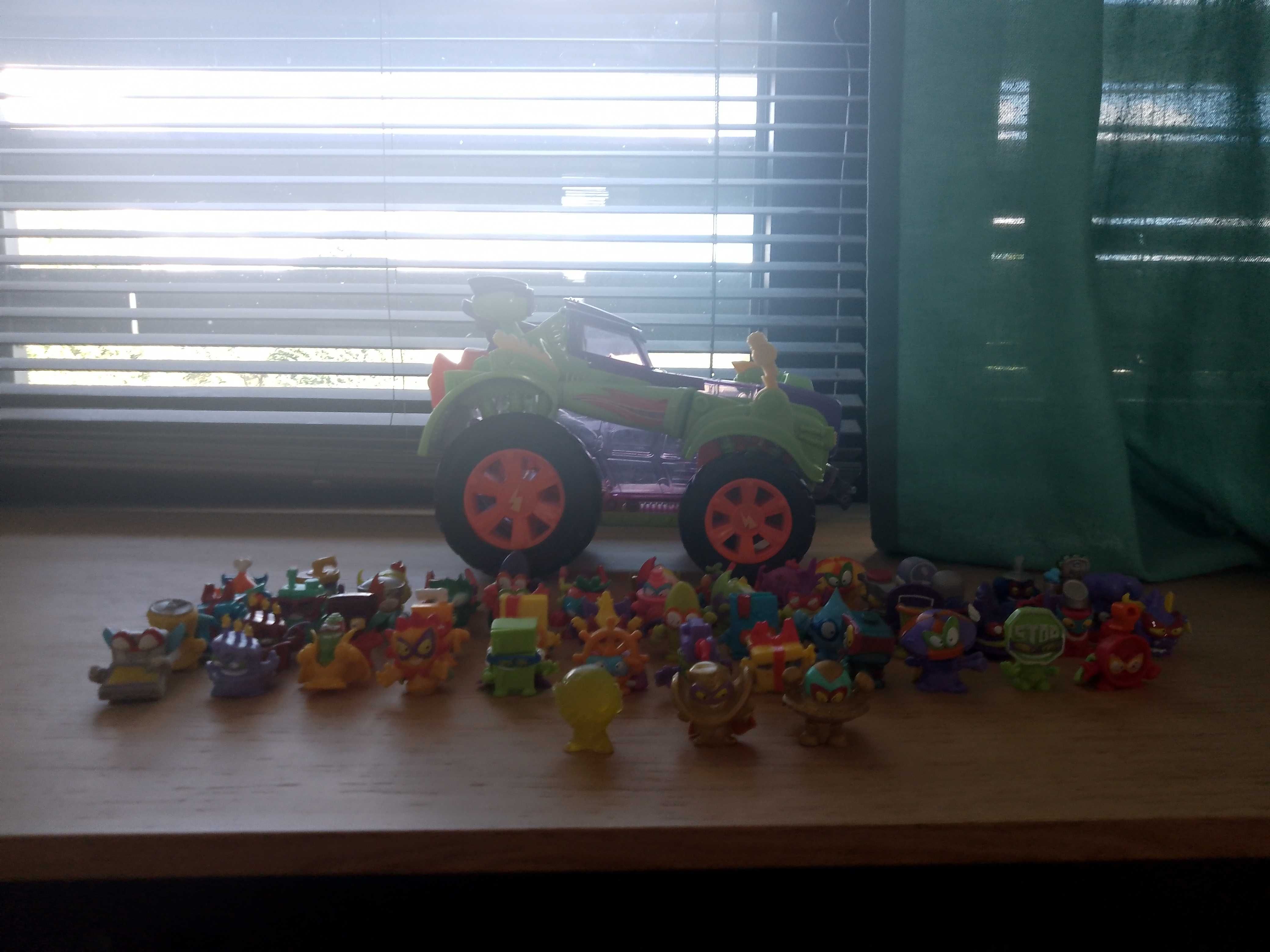 Zestaw figurki zings+auto stan idealny