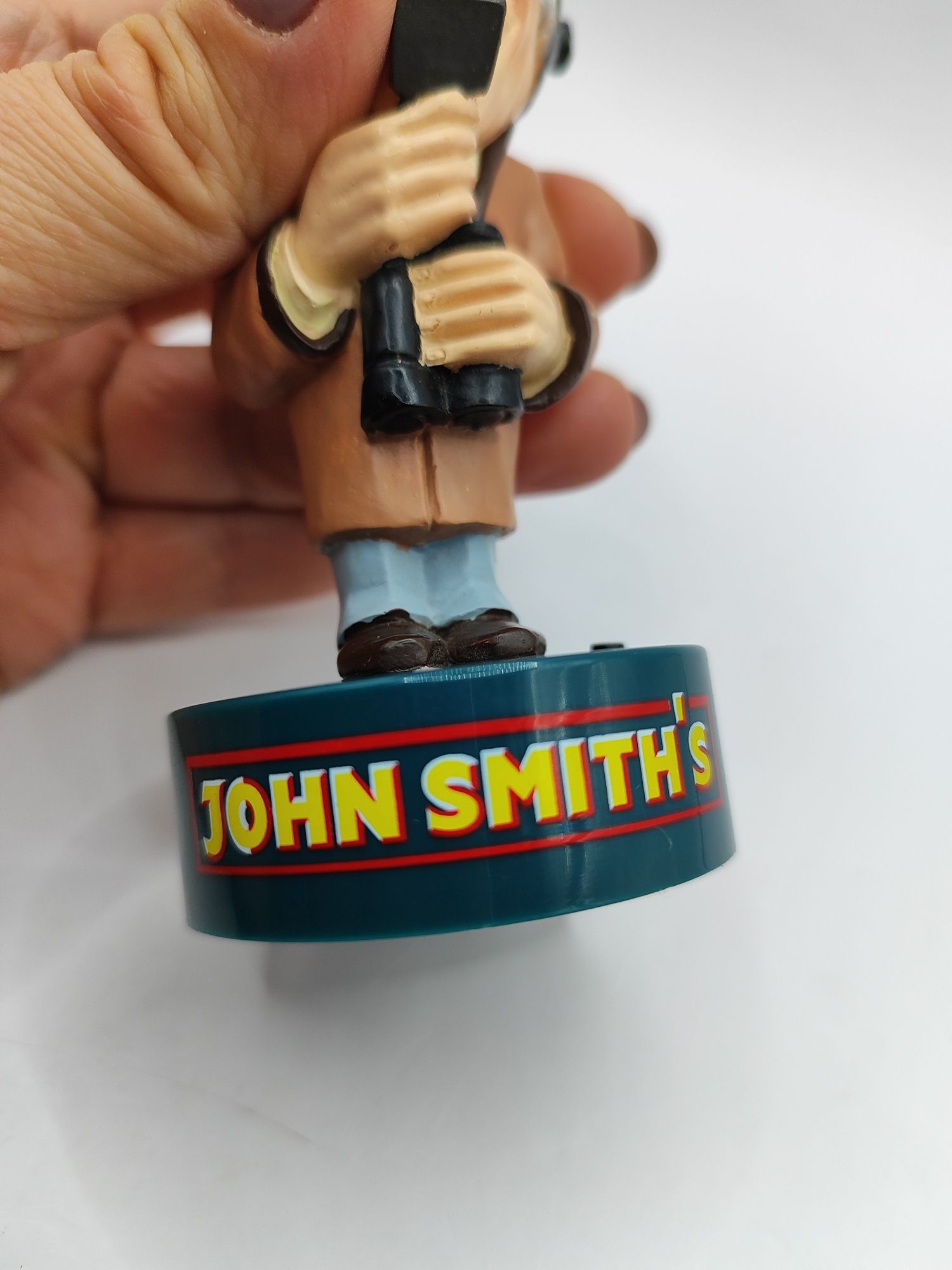 Mówiąca figurka nowa John Smith komentator wyścigi konne