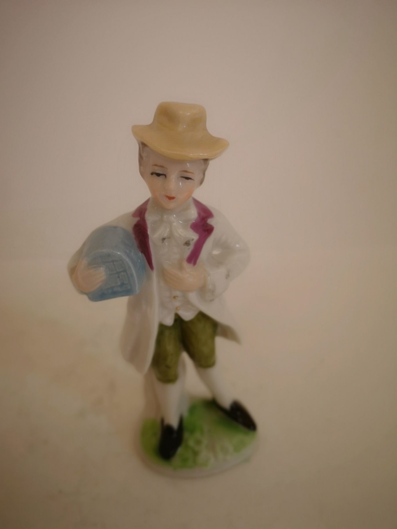 Porcelanowa figurka mężczyzny w kapeluszu