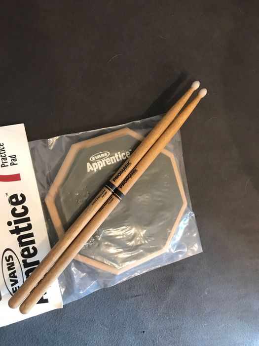 Zestaw do treningów grania na perkusjach pad i pałki perkusyjne