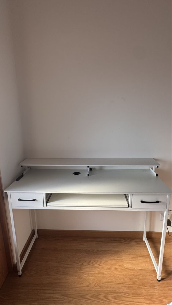 Secretária para PC com suporte para monitor
